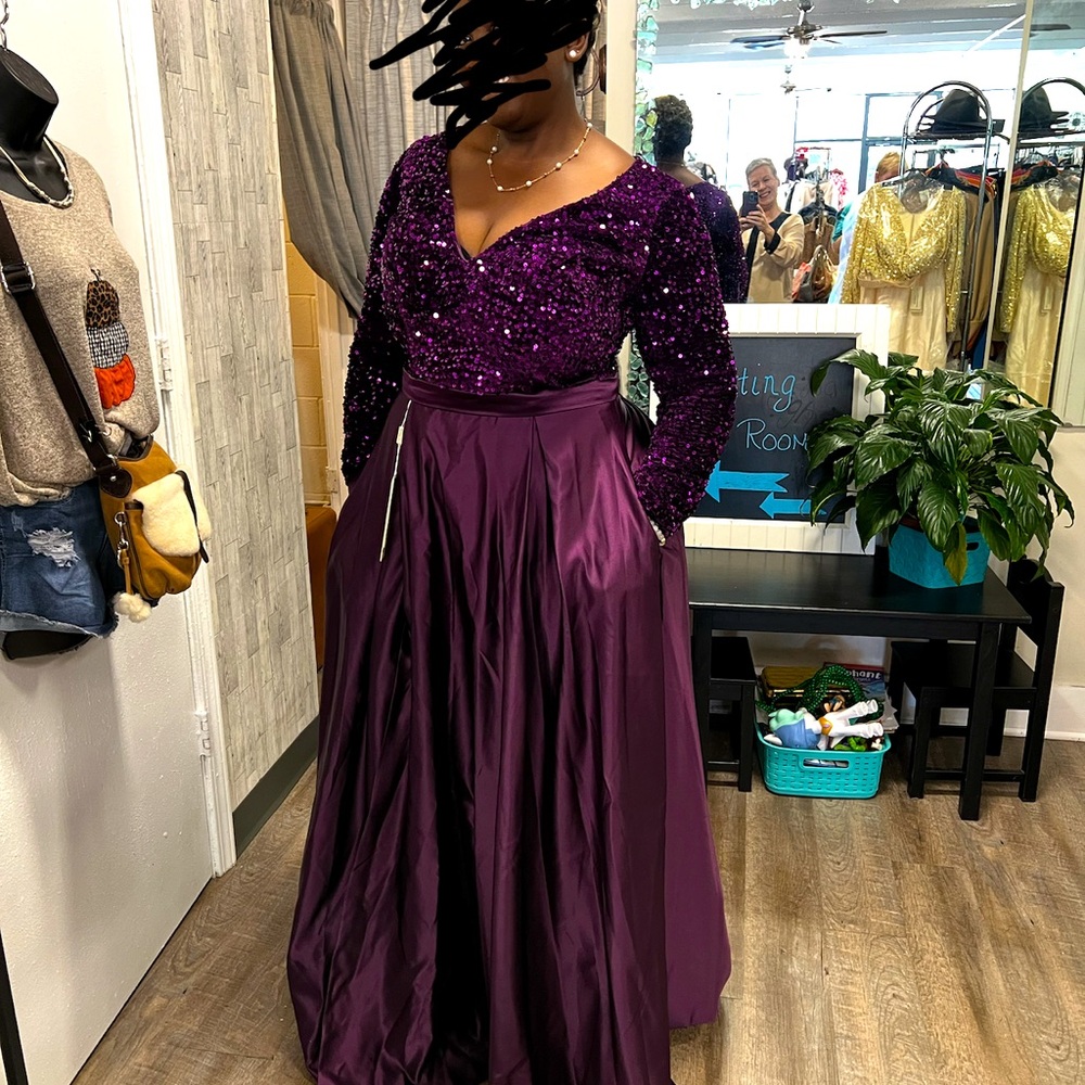Beautifully fitting A-line dress in eggplant color.